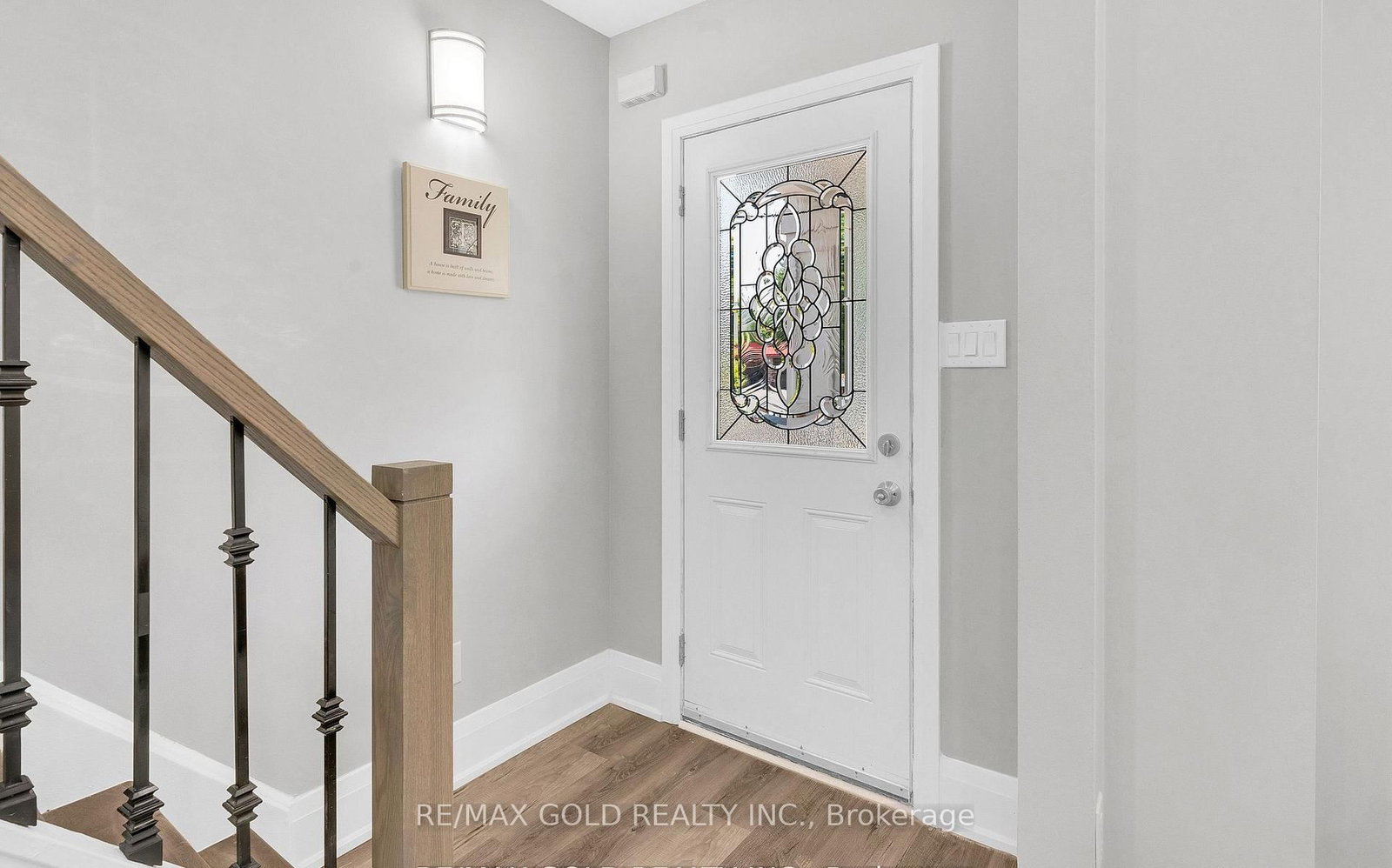 8 Fairglen Crescent • Toronto, ON photo 6