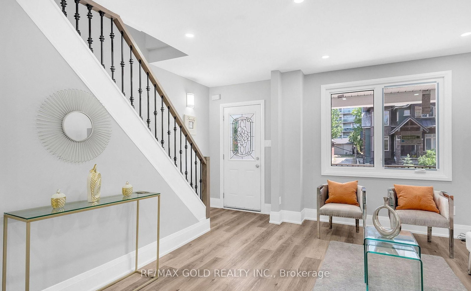 8 Fairglen Crescent • Toronto, ON photo 7
