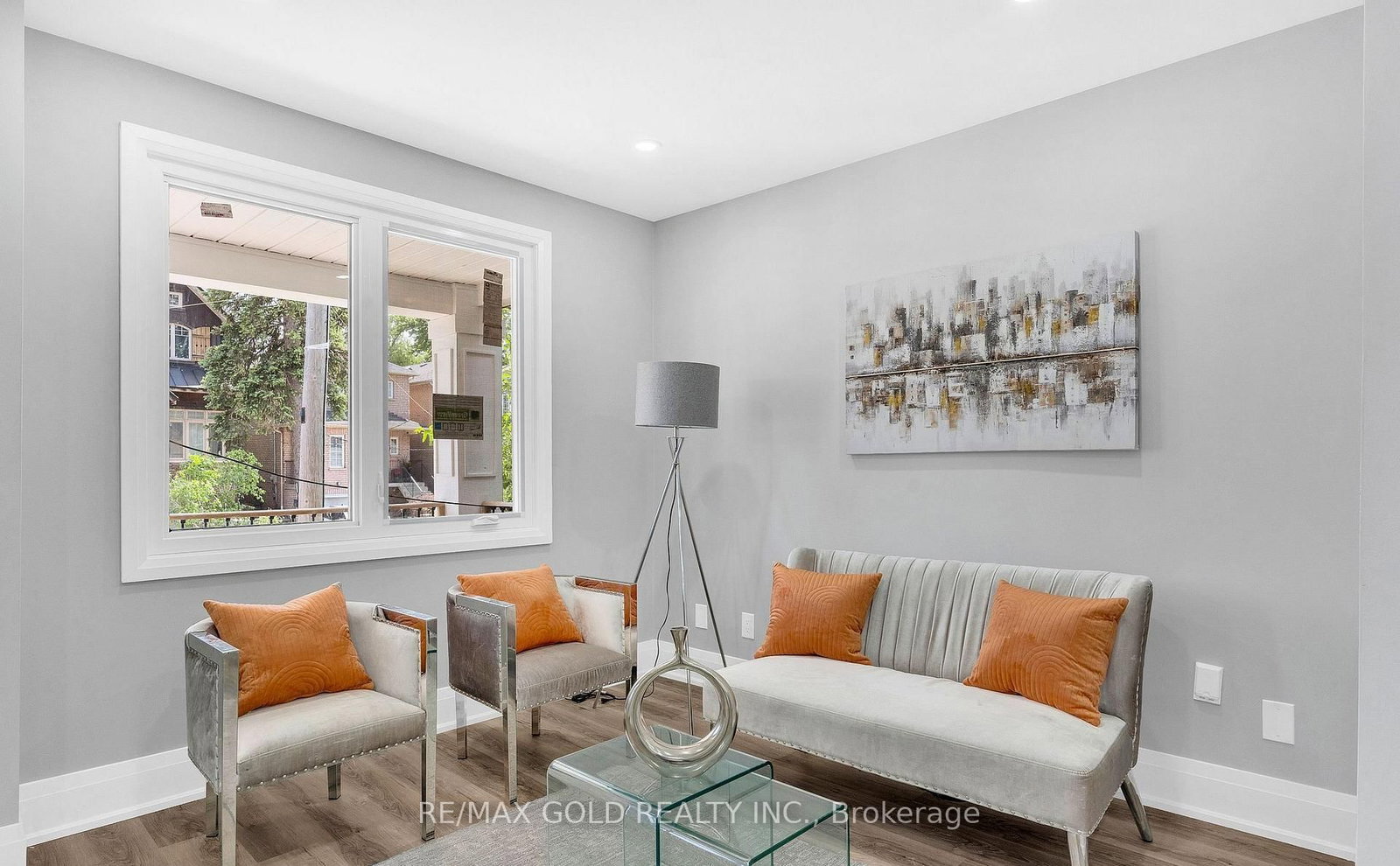 8 Fairglen Crescent • Toronto, ON photo 8