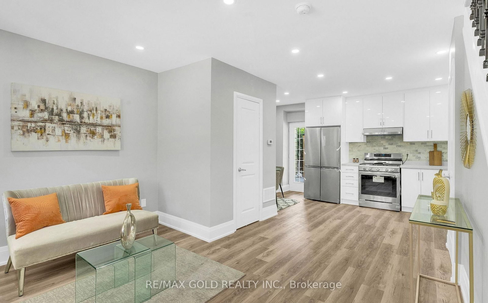 8 Fairglen Crescent • Toronto, ON photo 9