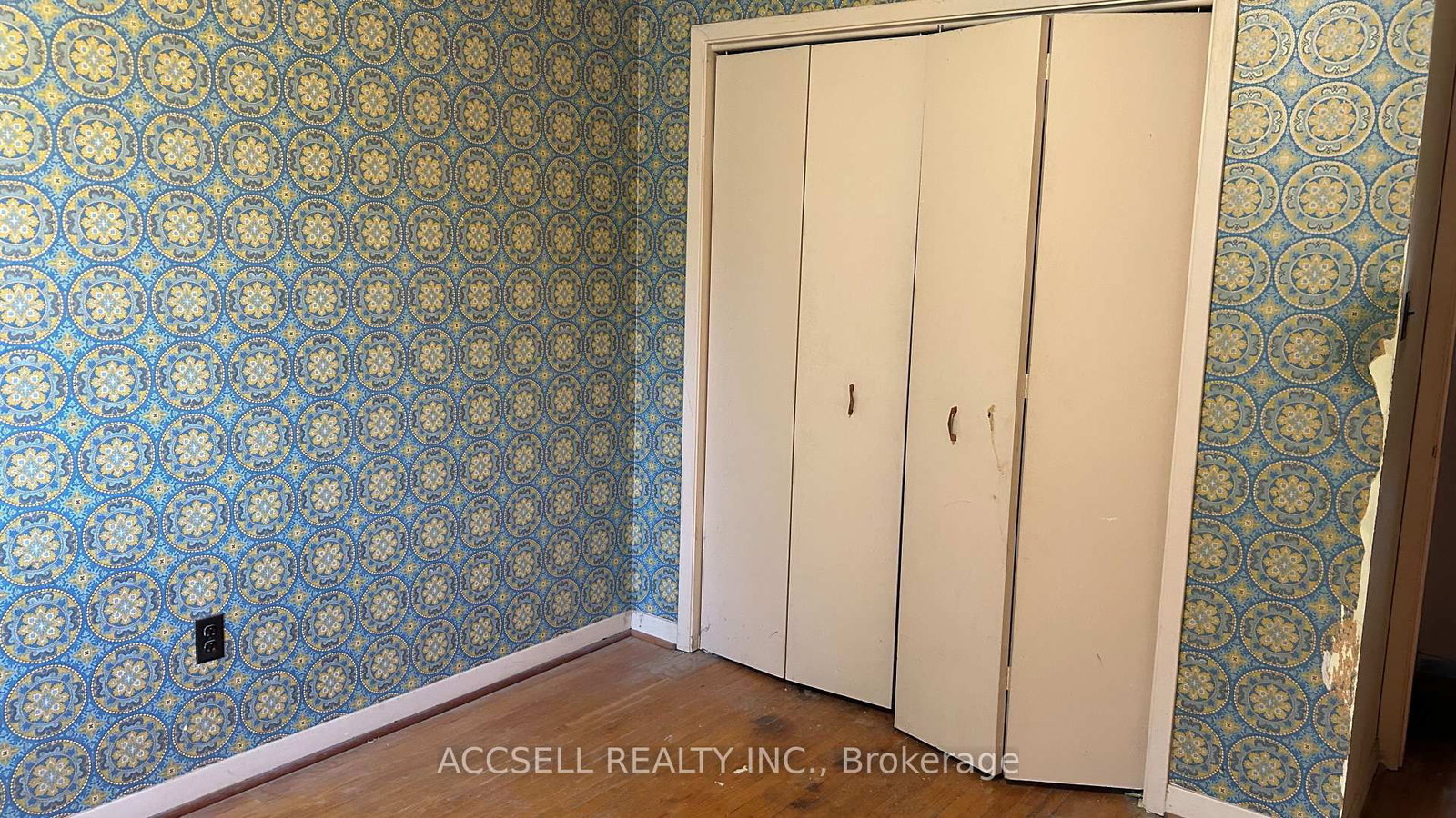 5501 Schueller Crescent • Burlington, ON photo 8