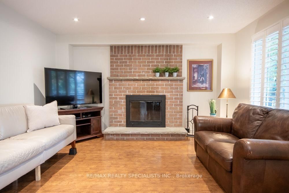 358 Erin Street • Oakville, ON photo 11