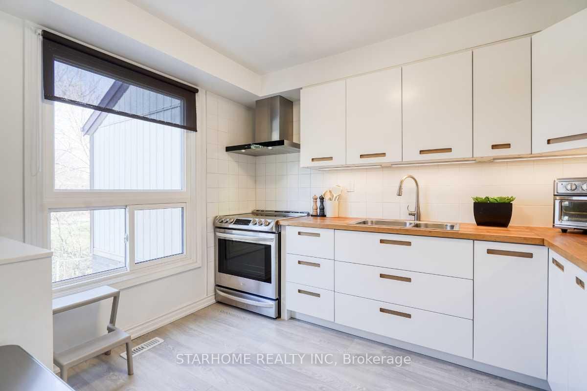 8 Amberwood Square • Brampton, ON photo 14