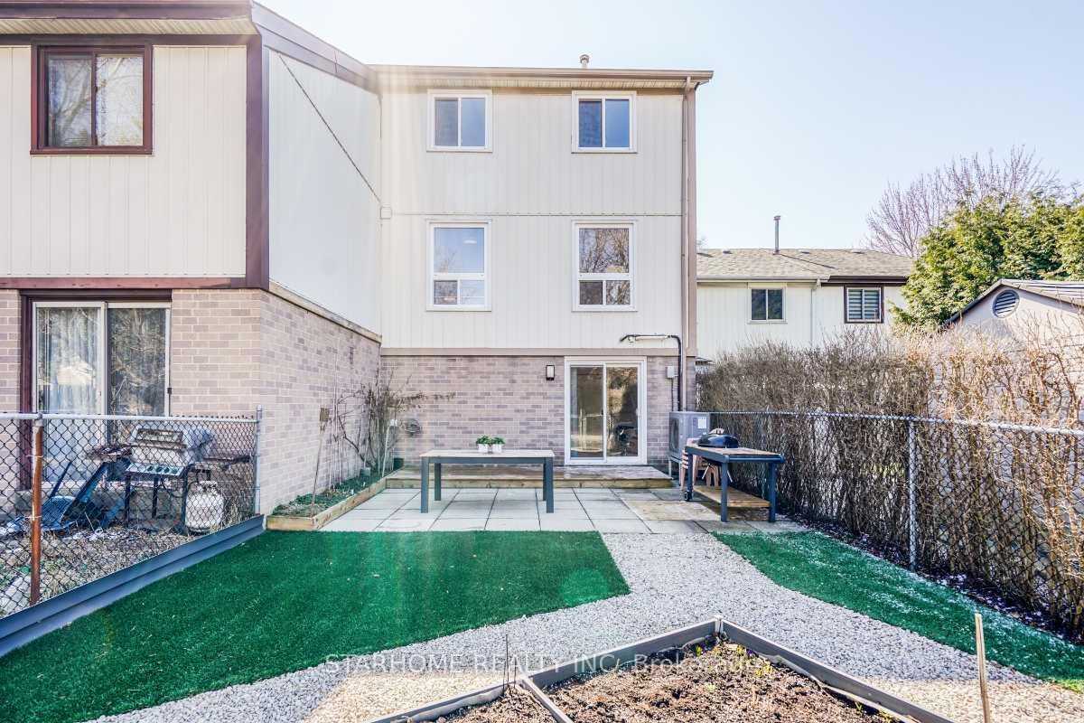 8 Amberwood Square • Brampton, ON photo 32