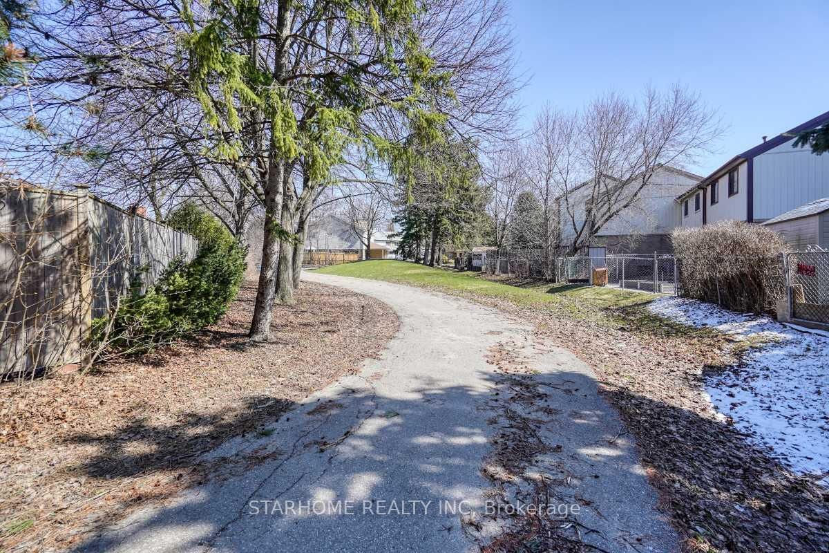 8 Amberwood Square • Brampton, ON photo 33