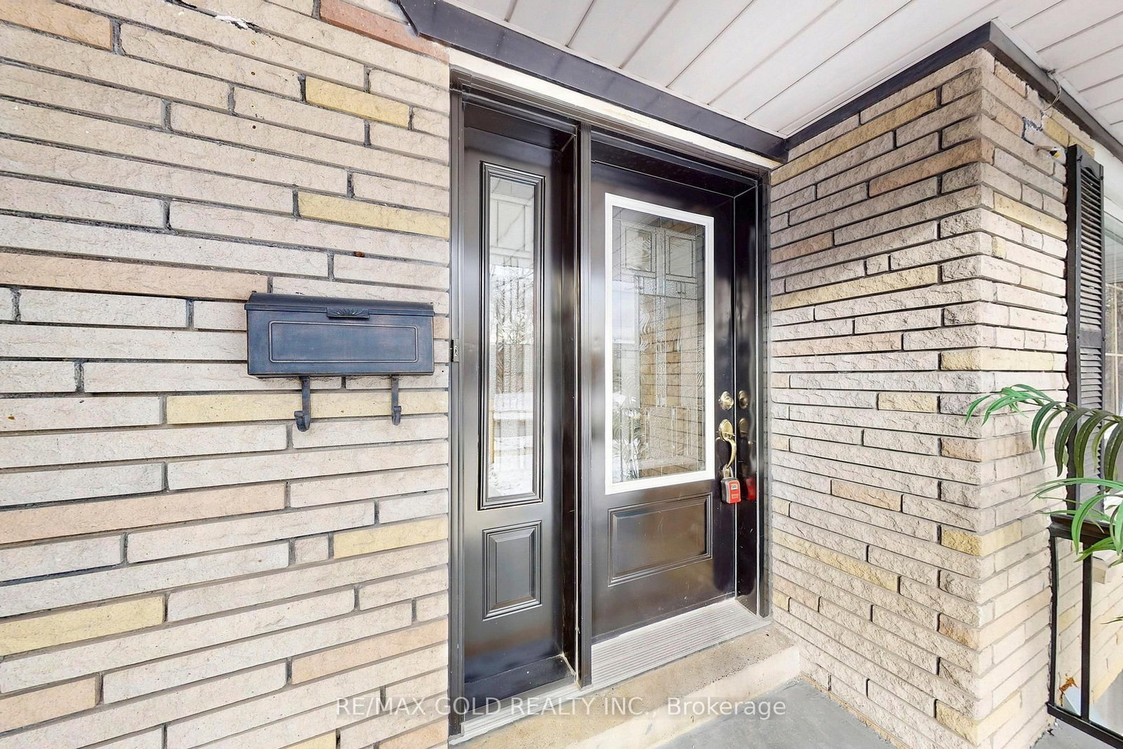 189 Kingsview Boulevard • Toronto, ON photo 3