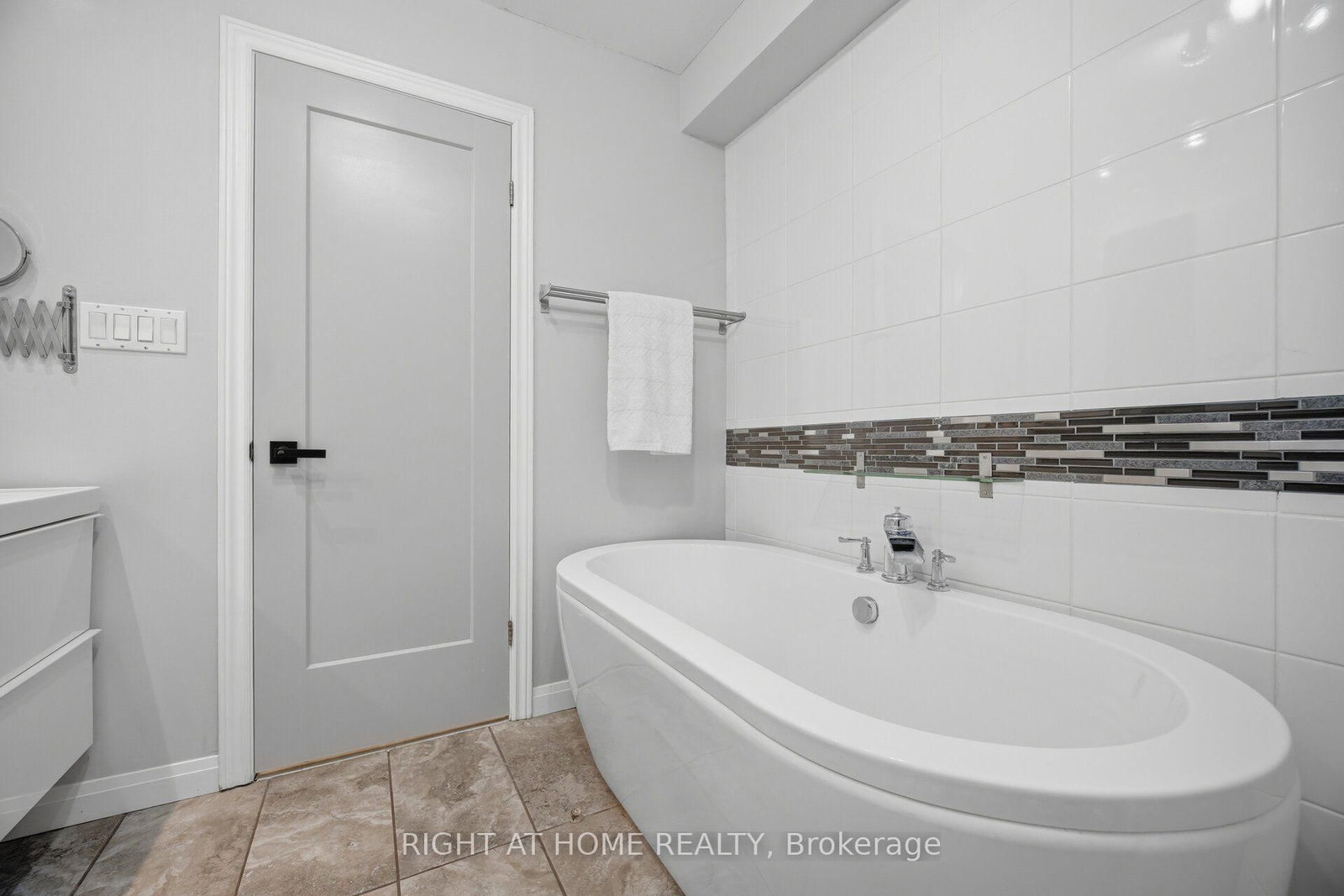 3064 Lakeshore Road W • Oakville, ON photo 20
