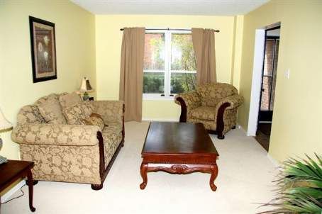 1124 Shagbark Cres, Mississauga, L5C3N7 | Image 2