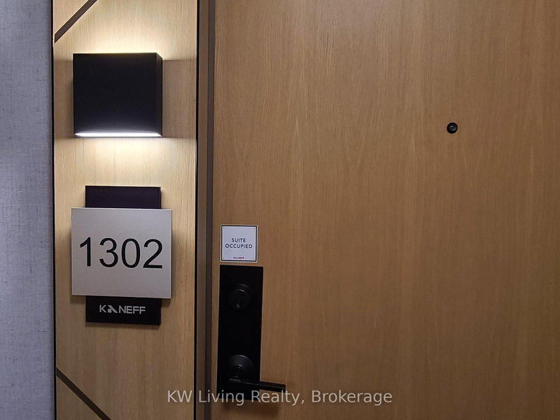 1302W - 202 Burnhamthorpe Road E