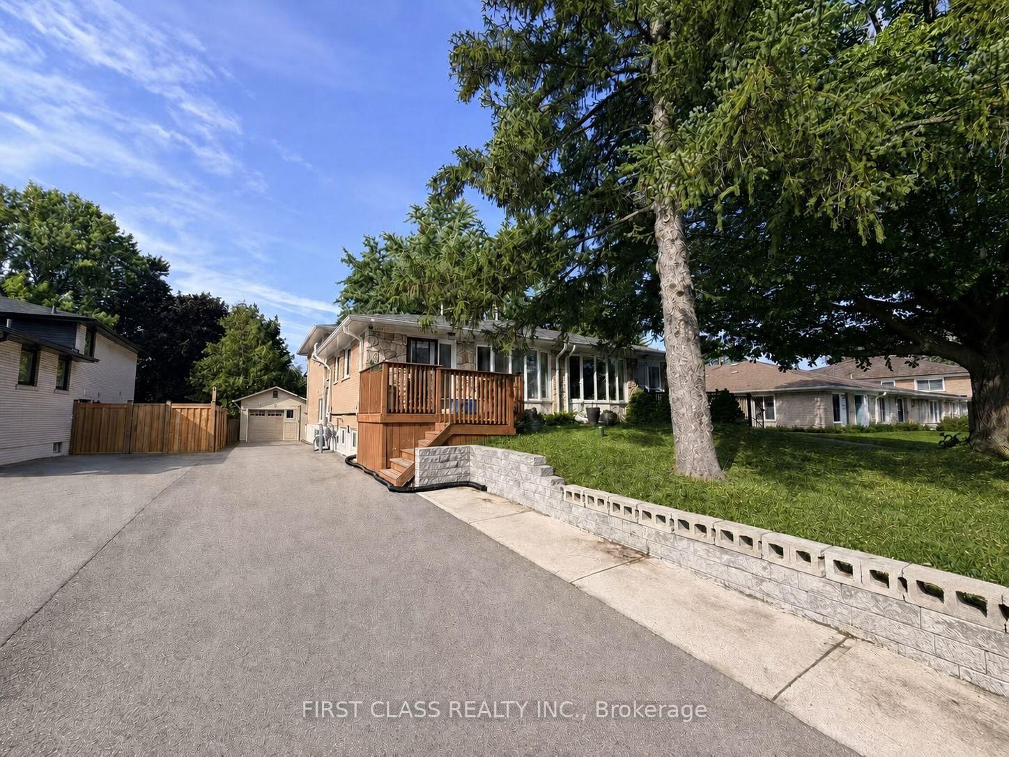 1323 Redbank Crescent • Oakville, ON photo 1