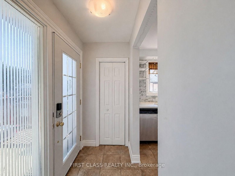 1323 Redbank Crescent