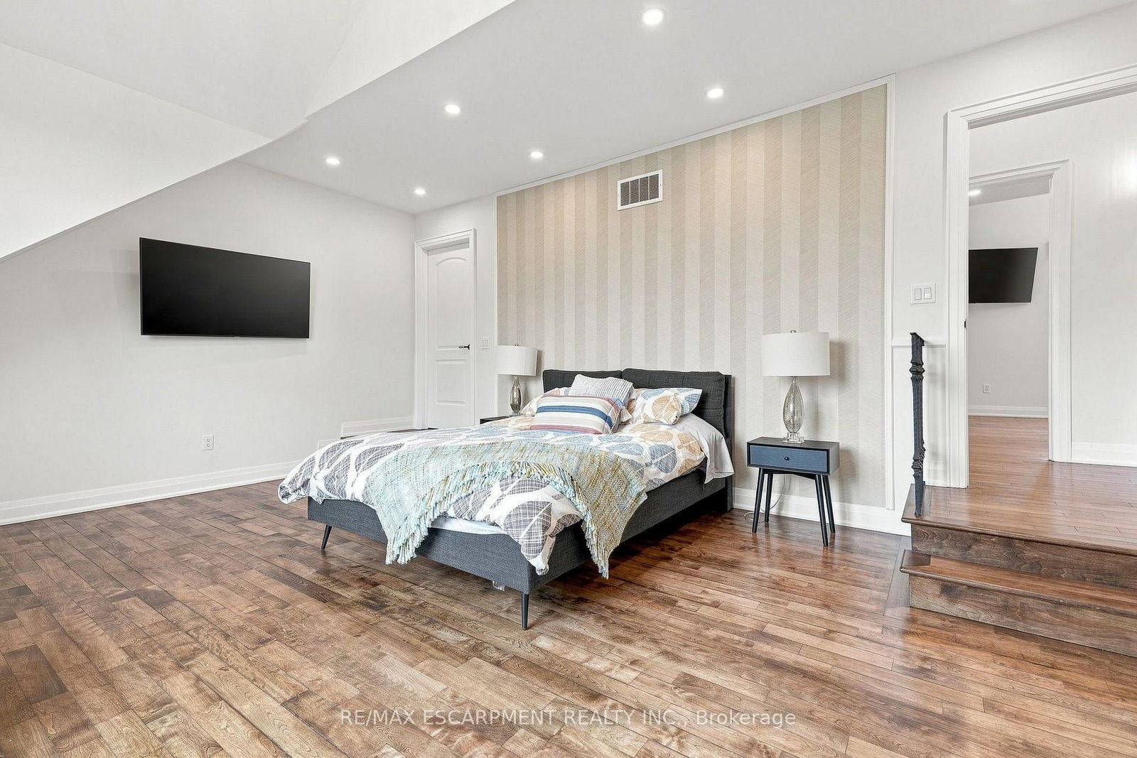 2019 Dundas Street • Burlington, ON photo 31