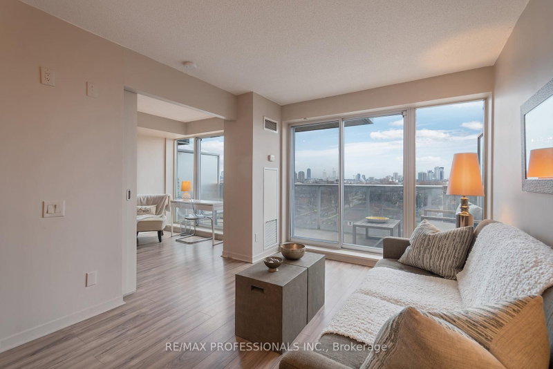 704 - 1040 The Queensway