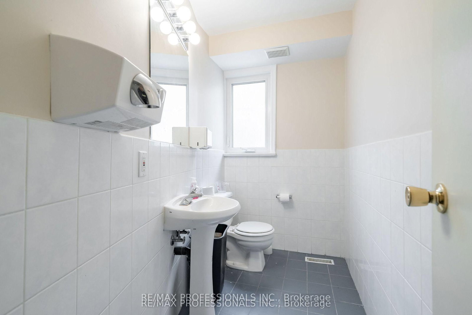 586 Browns Line • Toronto, ON photo 10