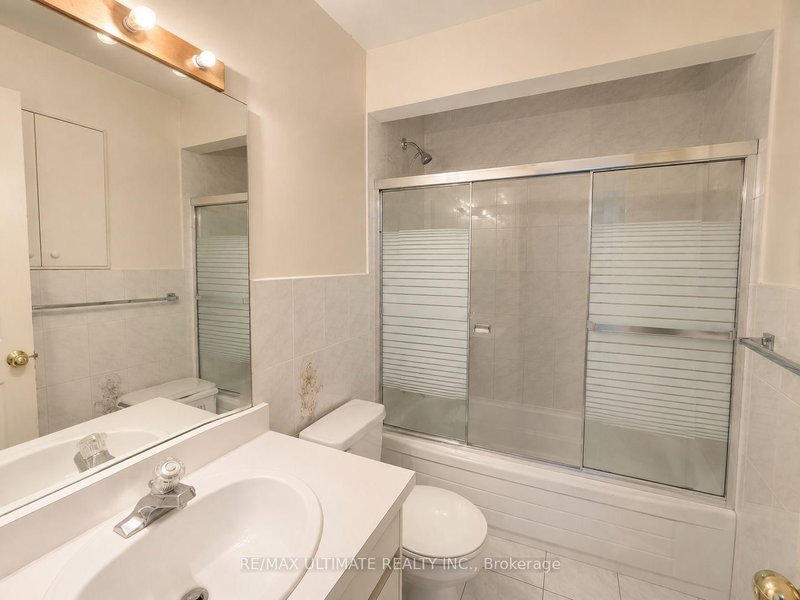 1440 DUFFERIN St photo 4