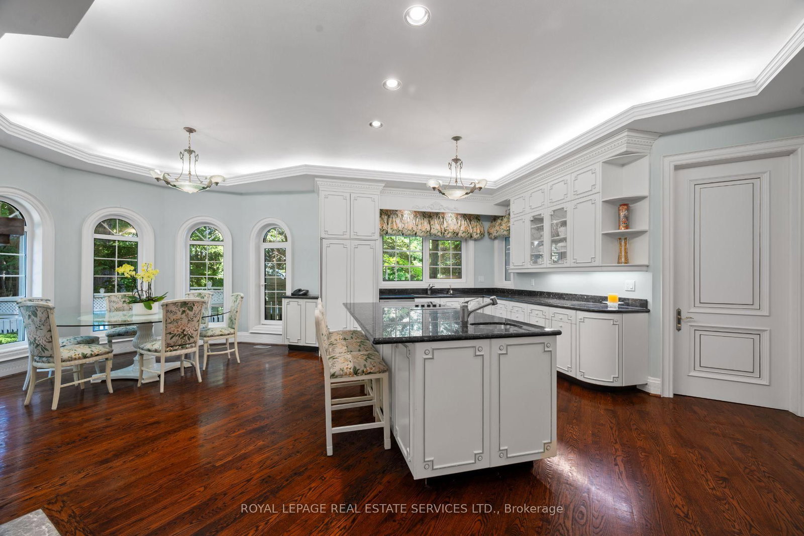 7 The Green Pines • Toronto, ON photo 9
