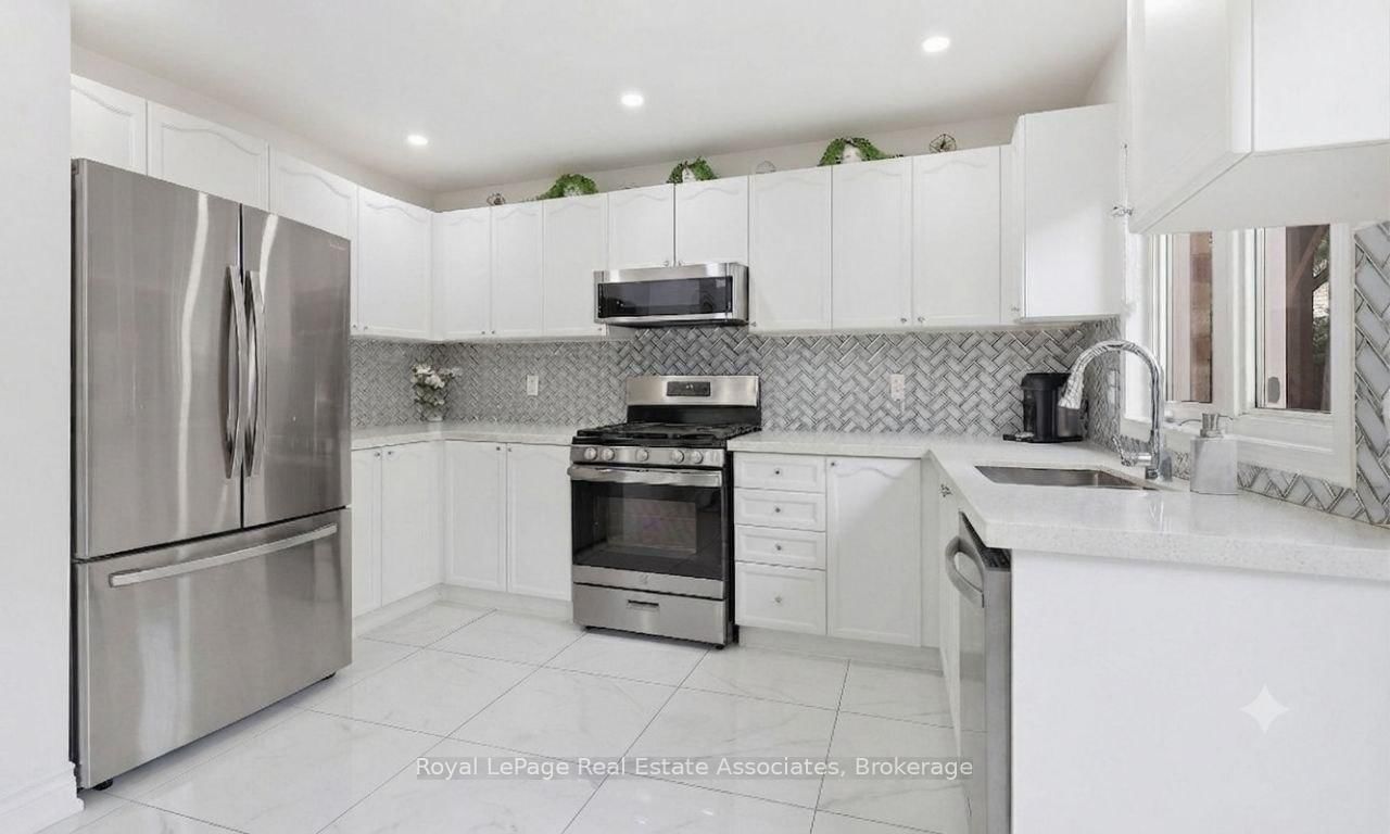 Detached House for sale at 392 Tonelli Lane, Milton, Ontario, L9T 0N4 - Harrison - MLS: W13683036