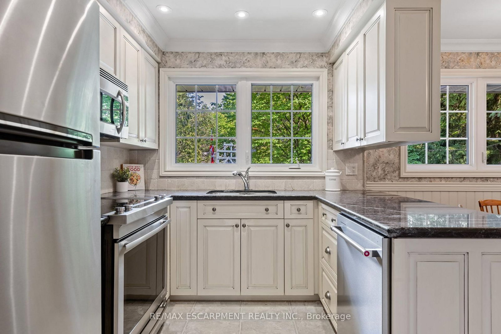 401 Cairncroft Road • Oakville, ON photo 11