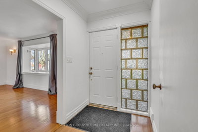 29 Robin Hood Road • Toronto, ON photo 3