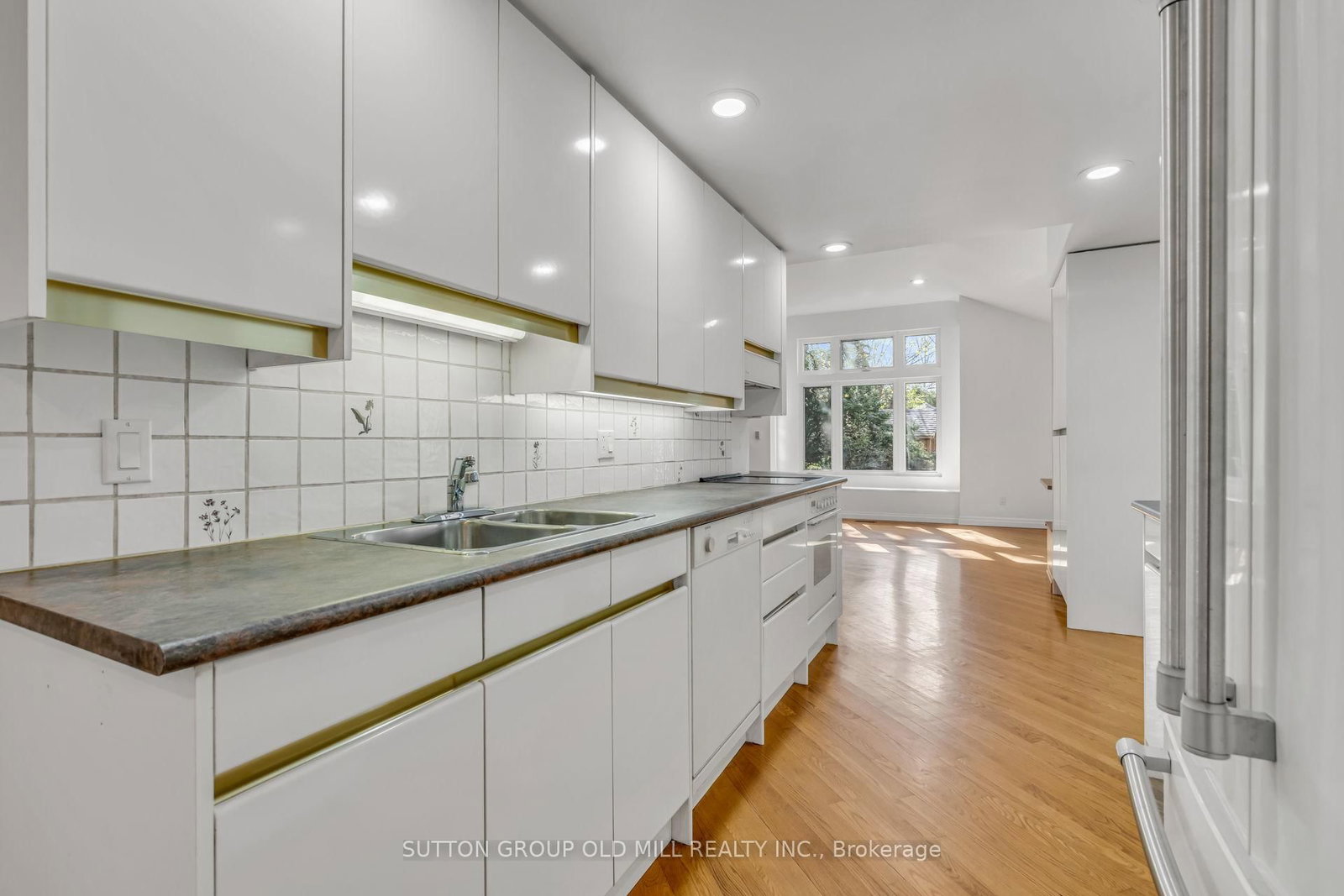 29 Robin Hood Road • Toronto, ON photo 9