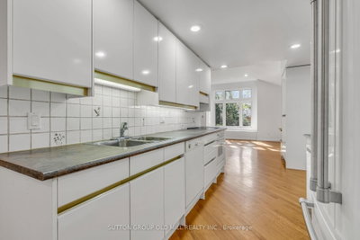 29 Robin Hood Road • Toronto, ON photo 9