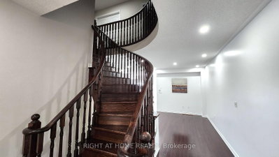 1359 Kestell Boulevard • Oakville, ON photo 5
