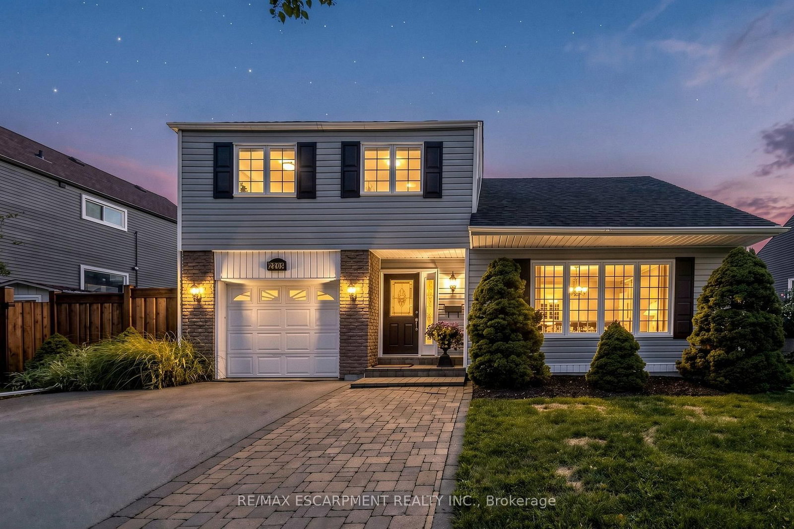 2208 Lancaster Crescent • Burlington, ON photo 3