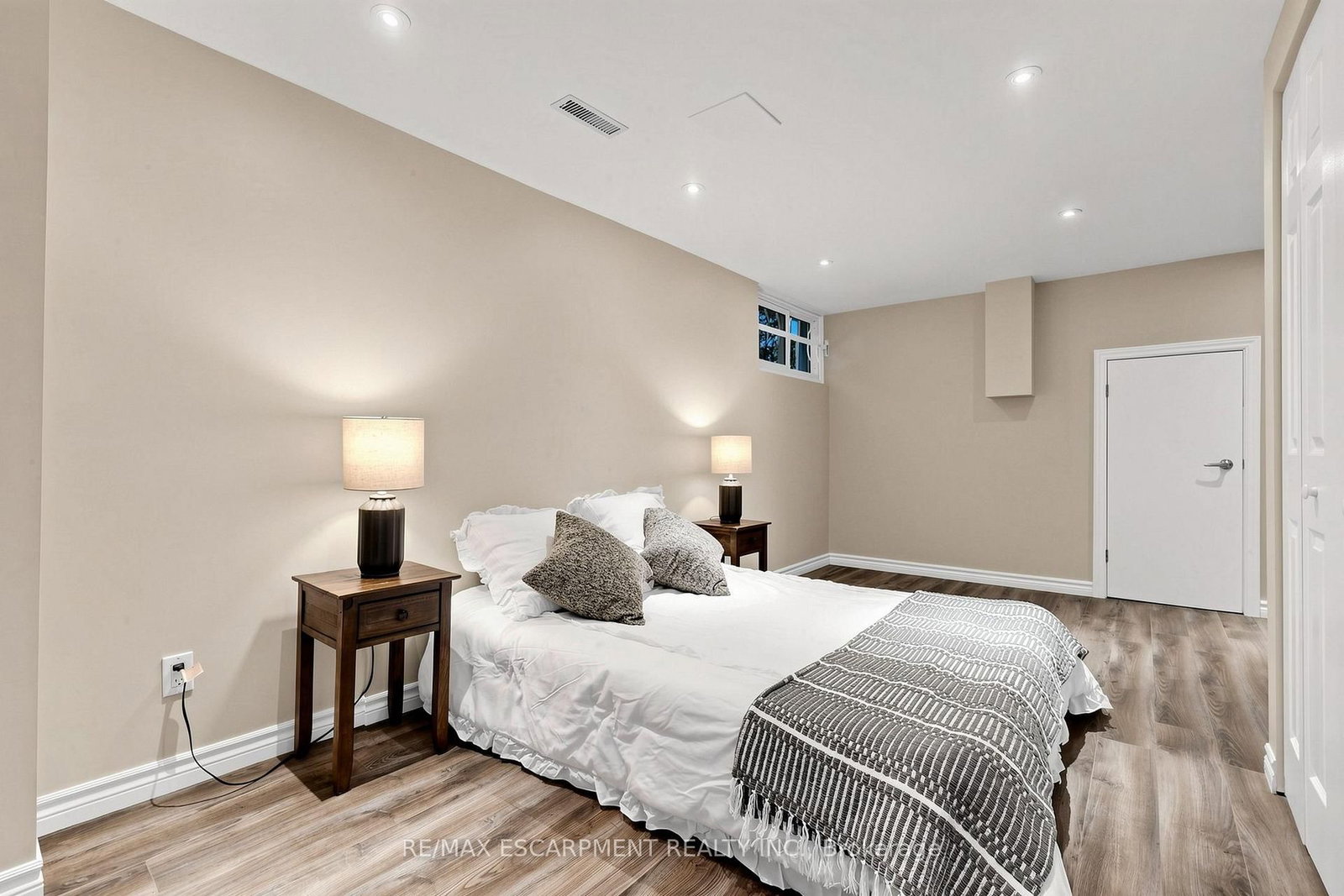 2208 Lancaster Crescent • Burlington, ON photo 31
