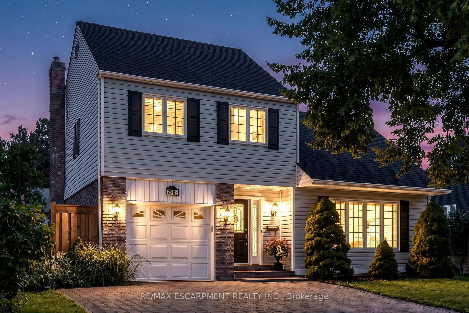 2208 Lancaster Crescent • Burlington, ON photo 4