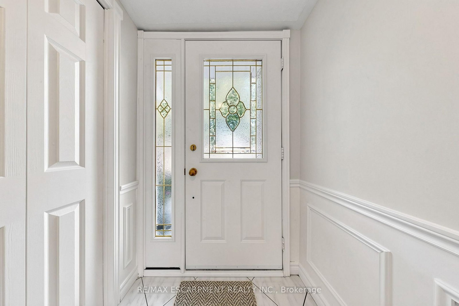2208 Lancaster Crescent • Burlington, ON photo 5