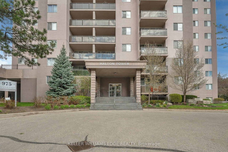 975 Warwick Crt photo 5