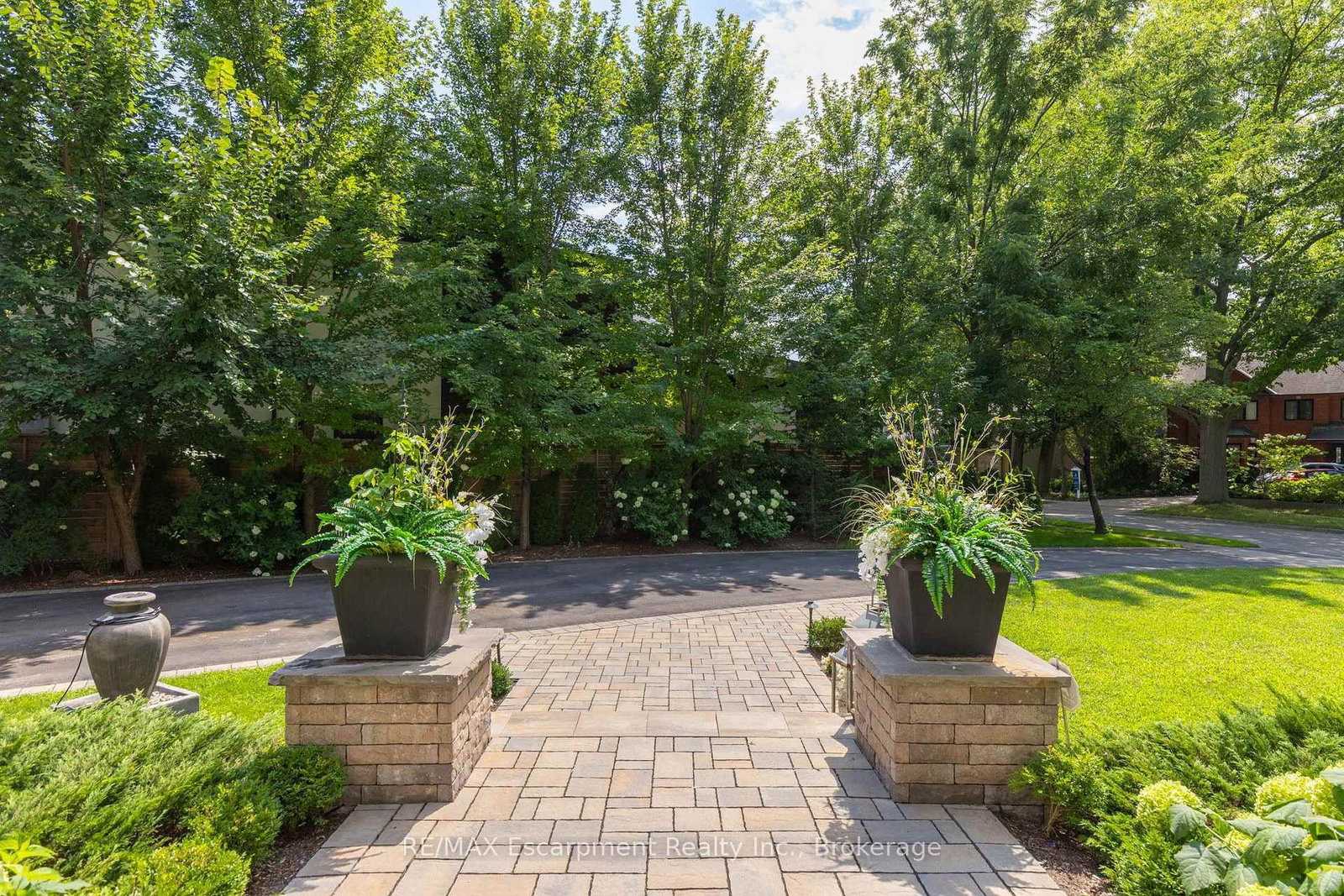 105 WHITTINGTON Place • Oakville, ON photo 4