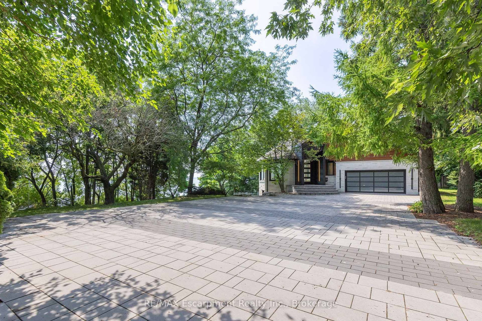 100 Appleby Place • Burlington, ON photo 2