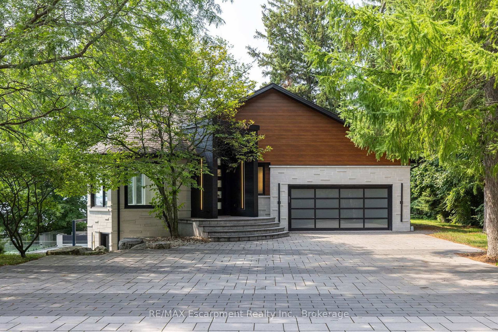 100 Appleby Place • Burlington, ON photo 3