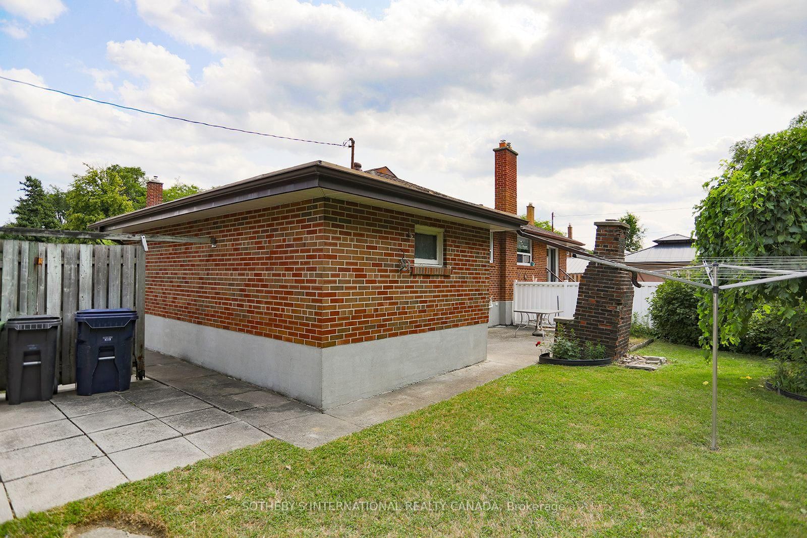 12 Waterbury Drive • Toronto, ON photo 37