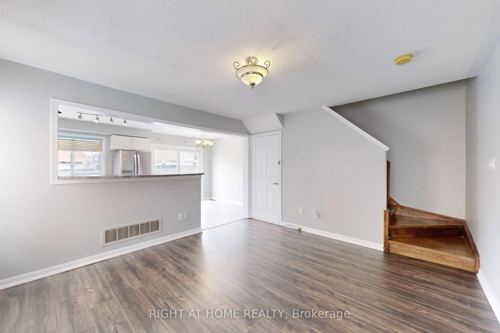 21 Dunlop Court • Brampton, ON photo 8