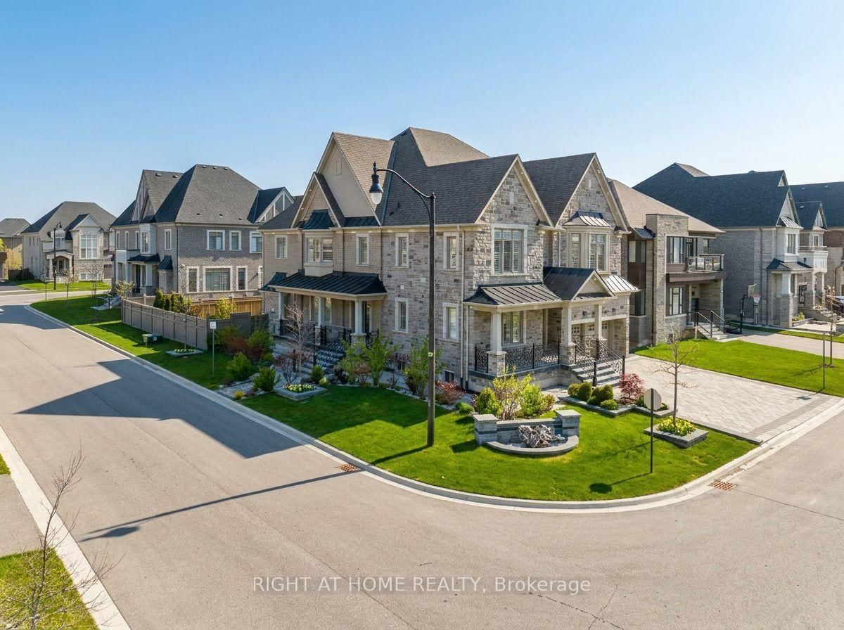 12 Hackwood Heights • Brampton, ON photo 2