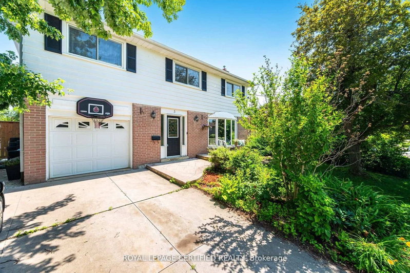 5 Stockman Crescent