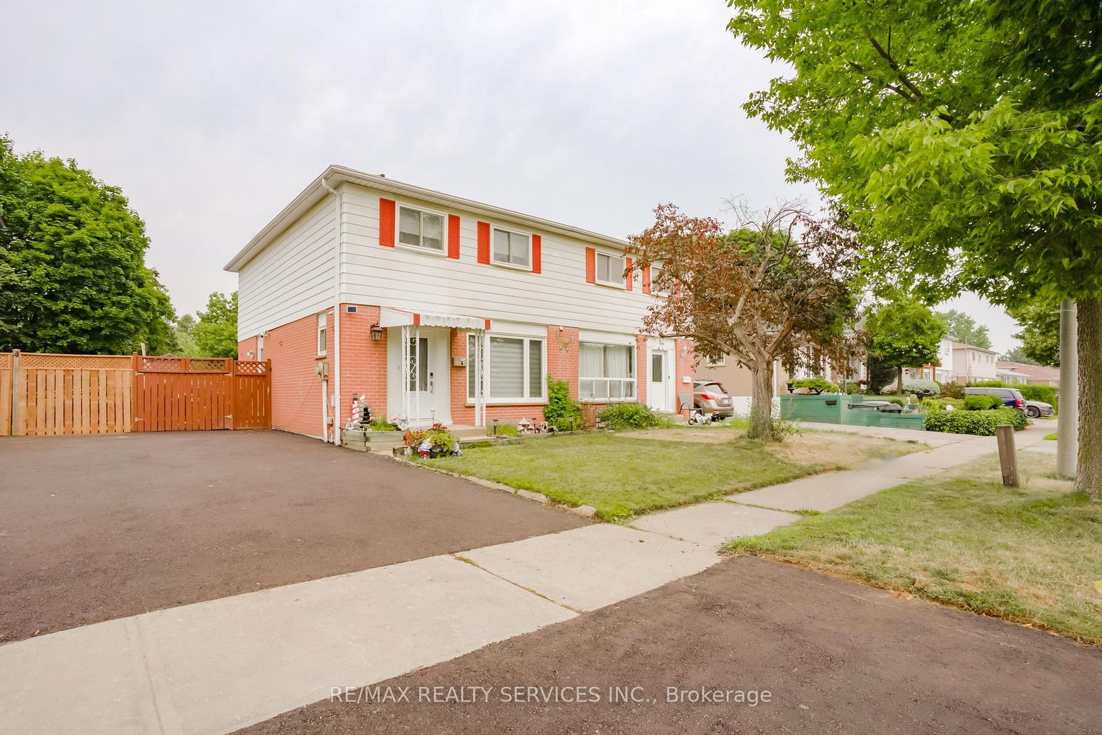 6 Lauderdale Road • Brampton, ON photo 2