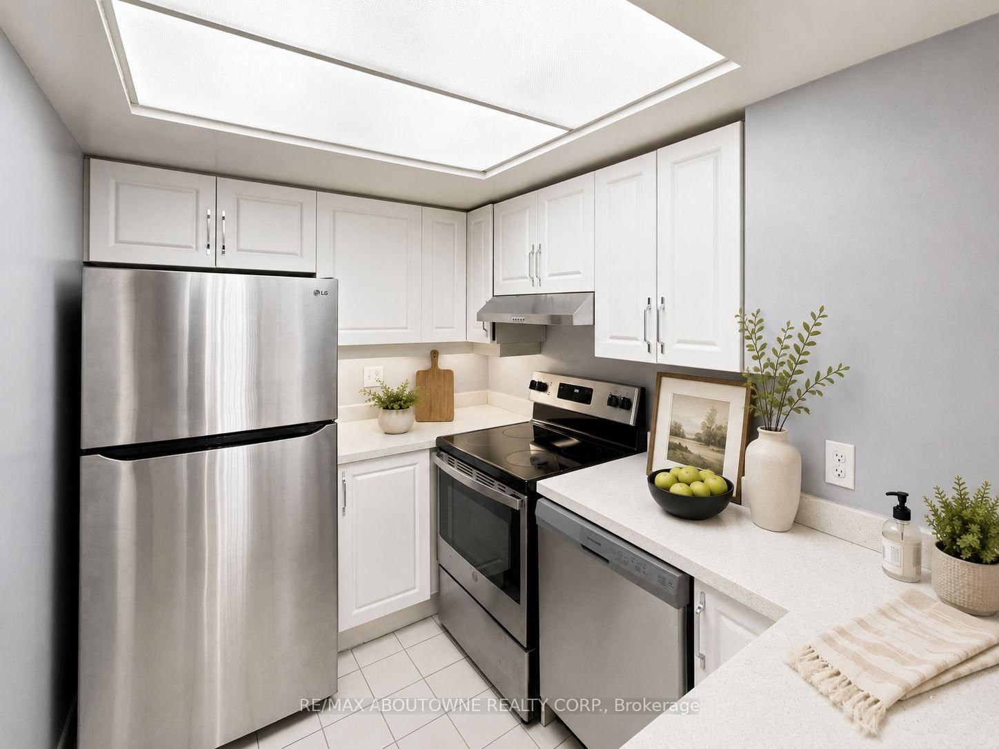 45 Kingsbridge Garden Circle • #901 • Mississauga, ON photo 11