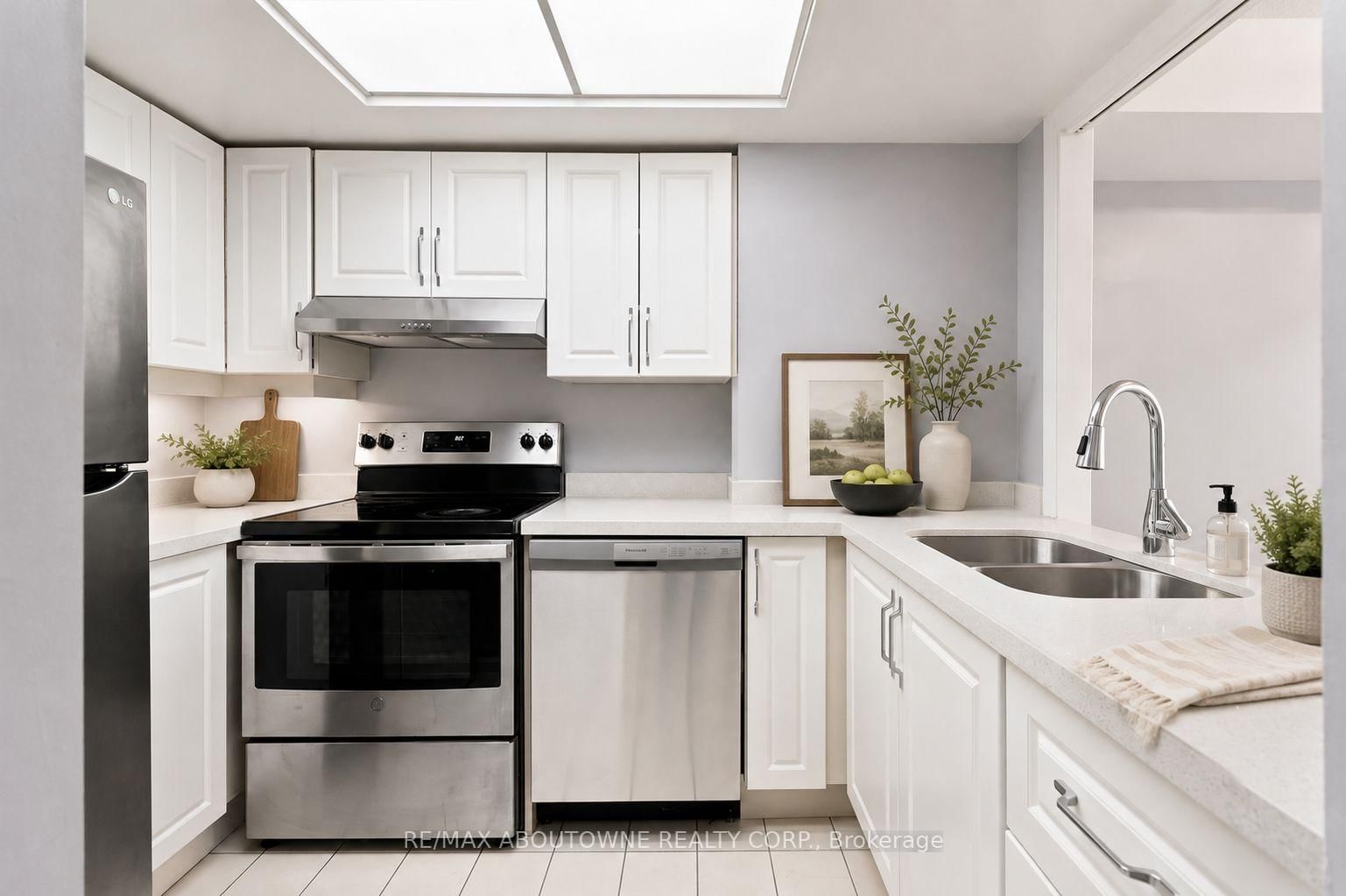 45 Kingsbridge Garden Circle • #901 • Mississauga, ON photo 8