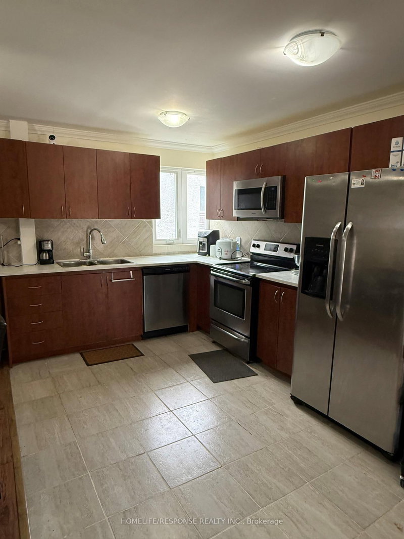 1055 DUNDAS St E photo 4