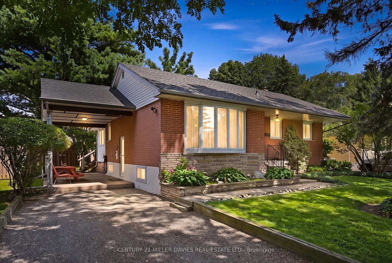 237 Mohawk Oakville,ON L6L 2Z1