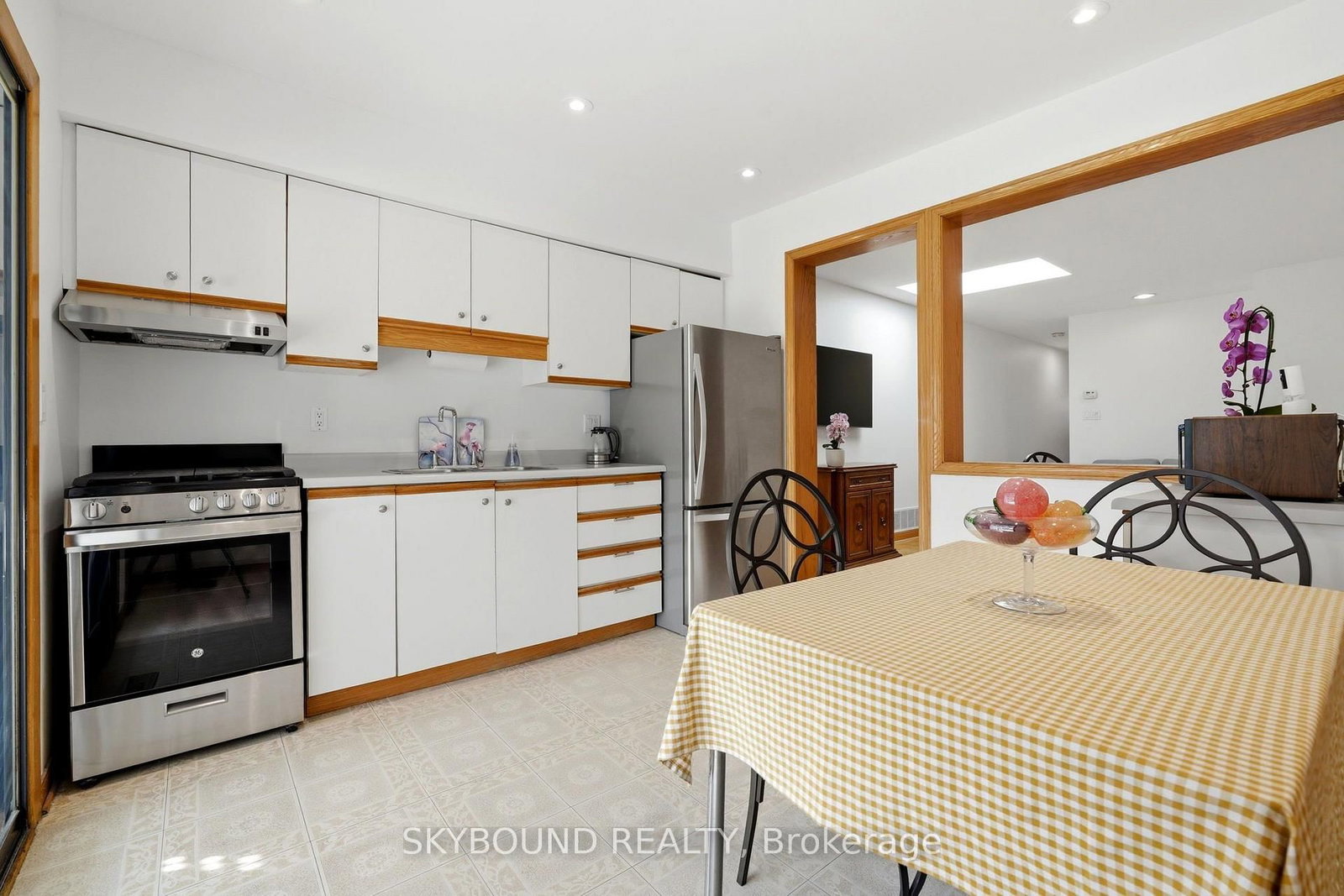 313 Silverthorn Avenue • Toronto, ON photo 9