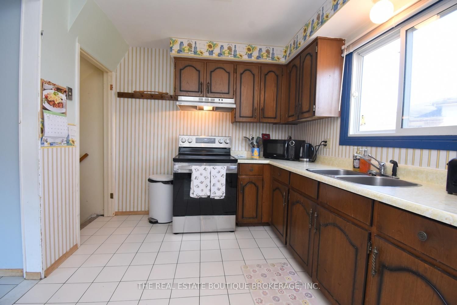 1345 Colonsay Drive • Burlington, ON photo 11