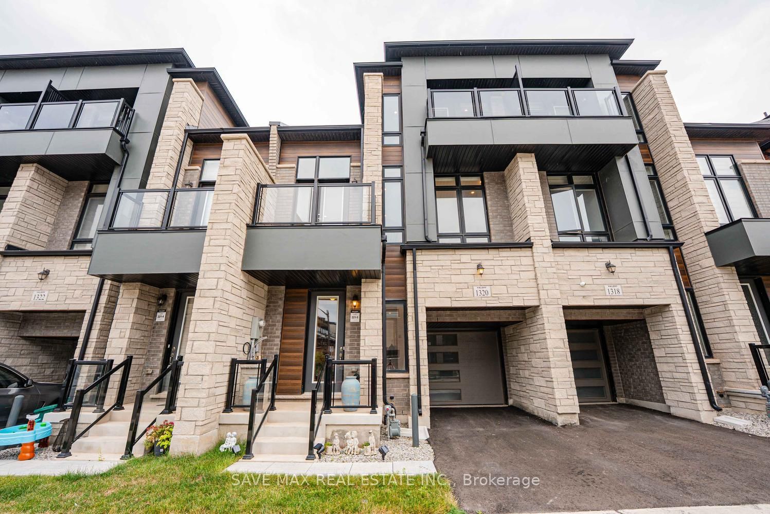1320 Anthonia Trail • Oakville, ON photo 1