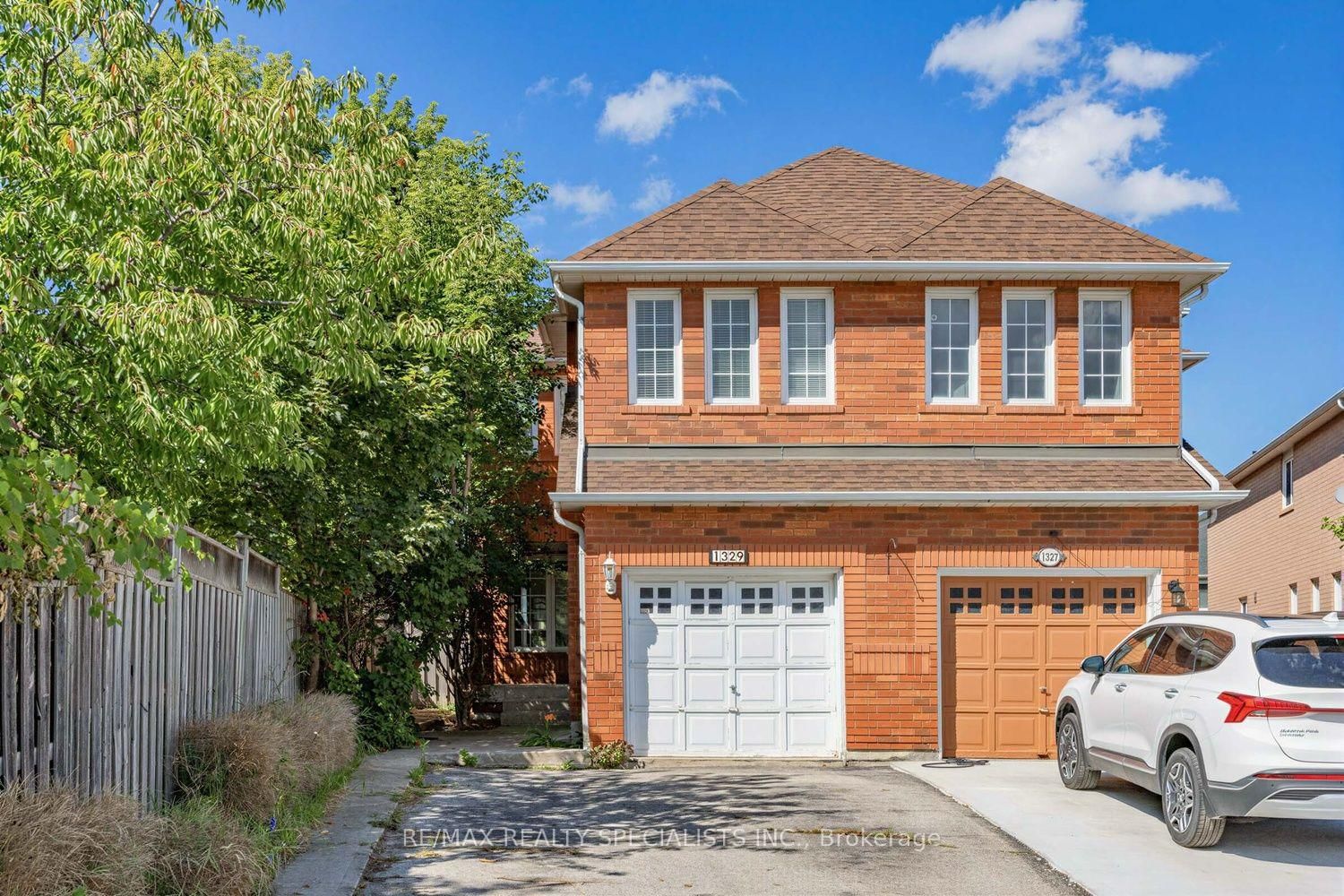 1329 Whiffletree Mississauga,ON L5N 7R1