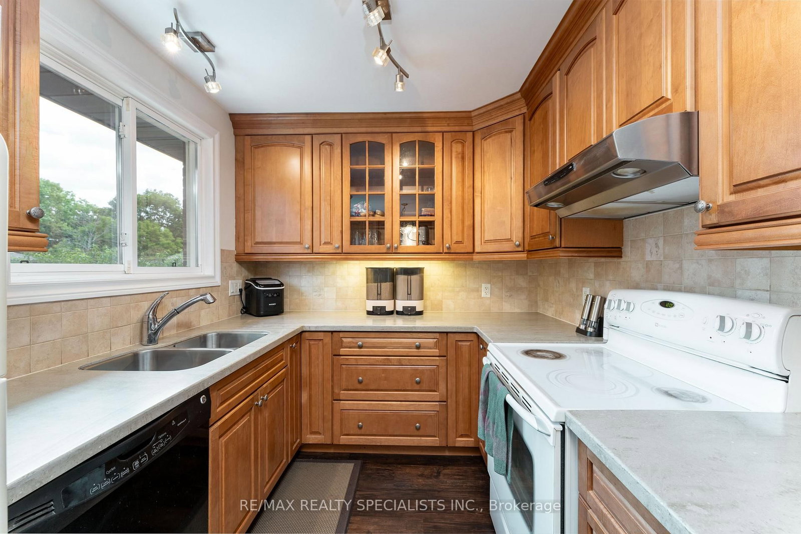1319 Sherwood Court • Burlington, ON photo 19