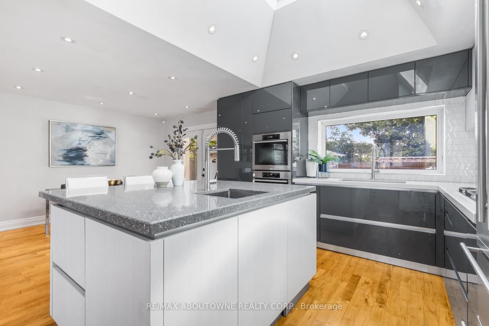 547 Pinegrove Road • Oakville, ON photo 11