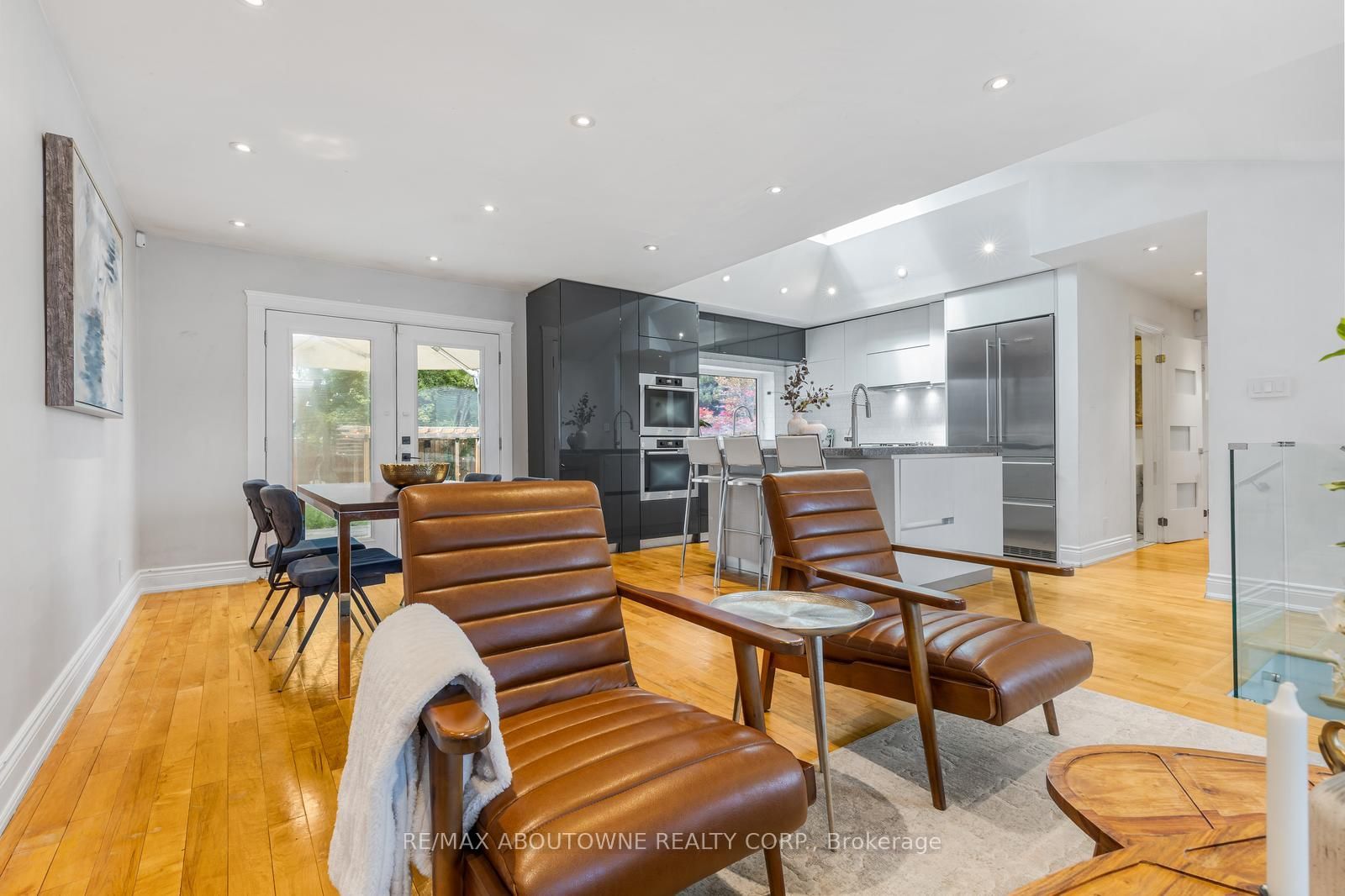 547 Pinegrove Road • Oakville, ON photo 5
